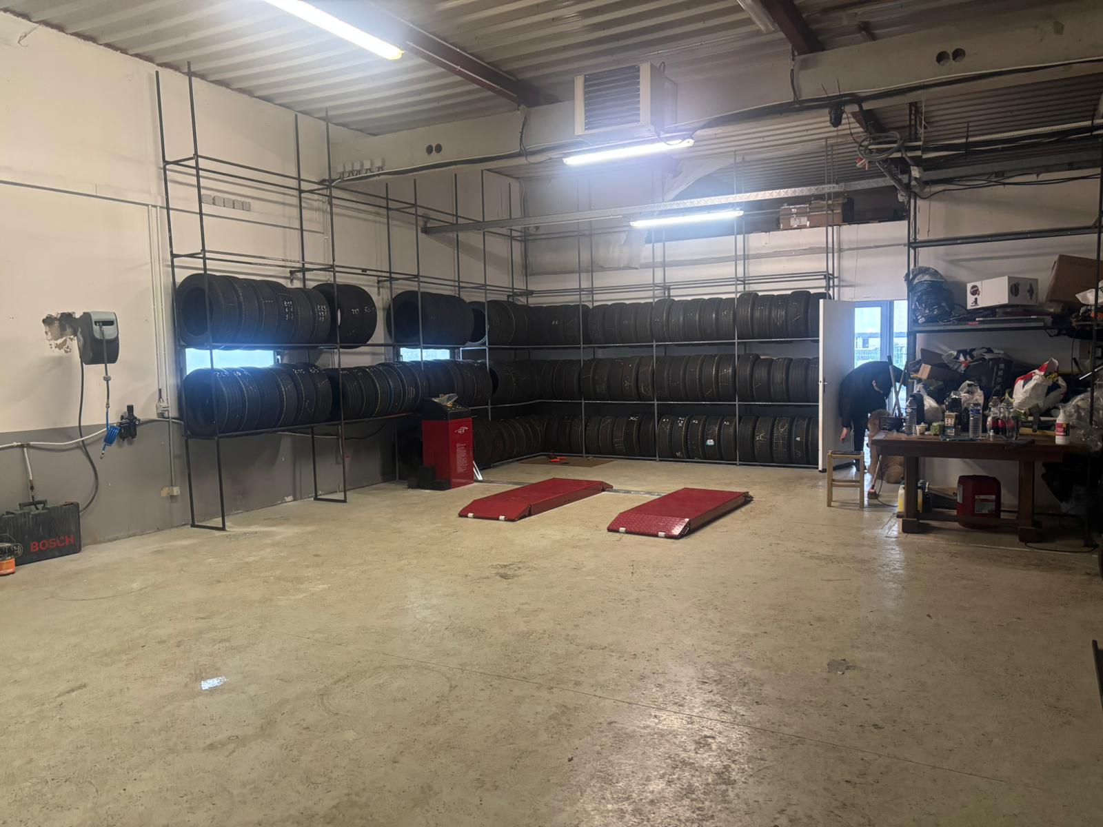 Vue d'ensemble de l'atelier pneus - Garage Intégral